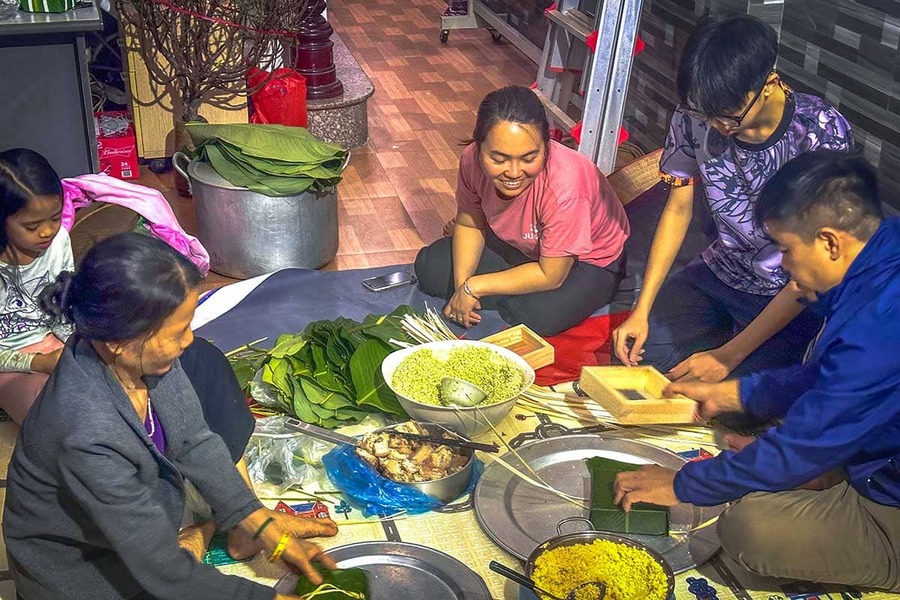 Dine with Vietnamese family at home